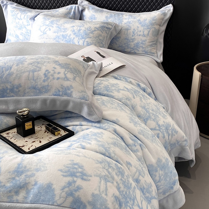 91家纺网 家纺一手货源 找家纺 优悦生活馆 2025新款牛奶绒印花四件套-维也纳 维也纳-天空蓝