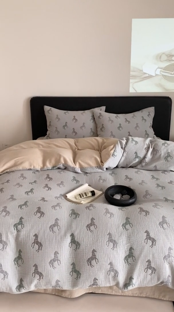 91家纺网 家纺一手货源 找家纺 赫帛 2024新款A类全棉色织三层纱水洗棉四件套-渐变马 渐变马-绿灰