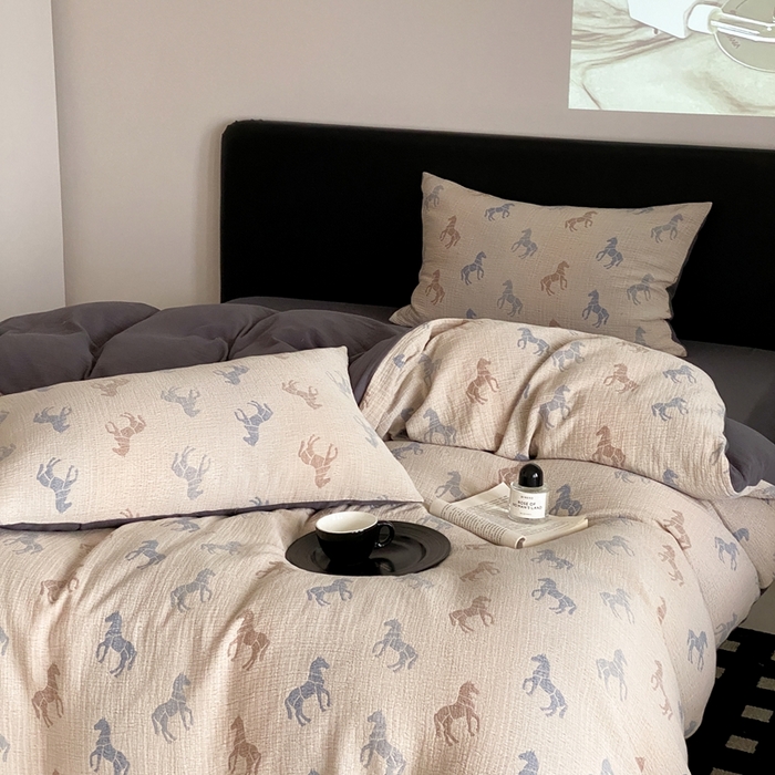 91家纺网 家纺一手货源 找家纺 赫帛 2024新款A类全棉色织三层纱水洗棉四件套-渐变马 渐变马-米色