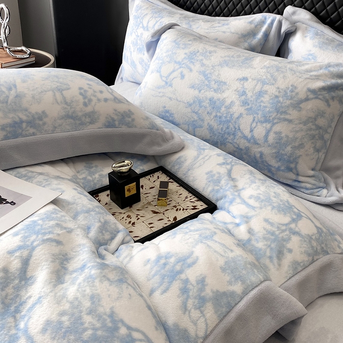 91家纺网 家纺一手货源 找家纺 优悦生活馆 2025新款牛奶绒印花四件套-维也纳 维也纳-天空蓝