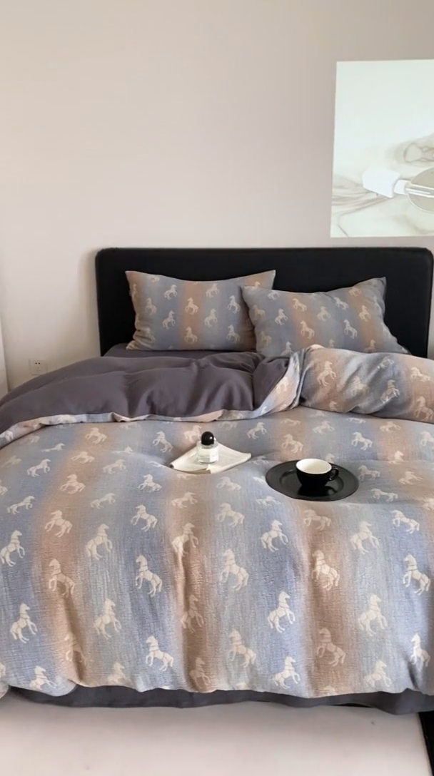 91家纺网 家纺一手货源 找家纺 赫帛 2024新款A类全棉色织三层纱水洗棉四件套-渐变马 渐变马-蓝灰