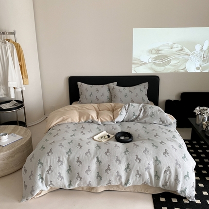 91家纺网 家纺一手货源 找家纺 赫帛 2024新款A类全棉色织三层纱水洗棉四件套-渐变马 渐变马-绿灰