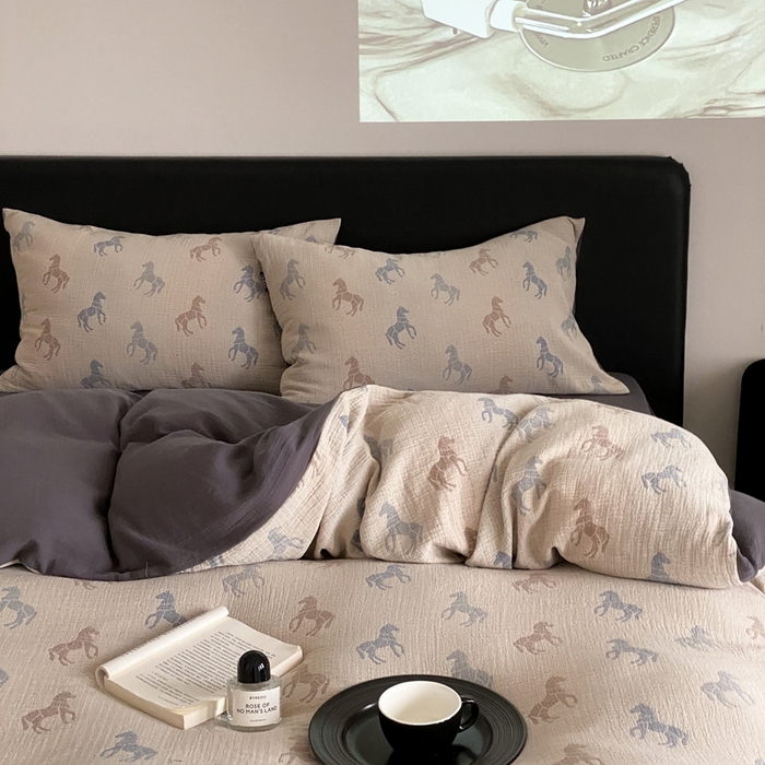 91家纺网 家纺一手货源 找家纺 赫帛 2024新款A类全棉色织三层纱水洗棉四件套-渐变马 渐变马-米色