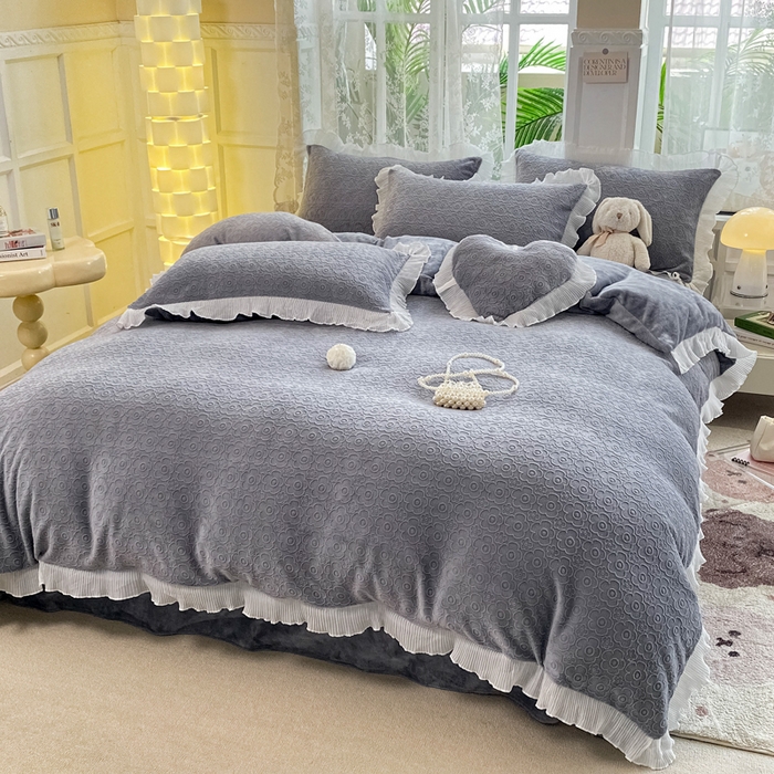 91家纺网 家纺一手货源 找家纺 畅畅家纺 2024直播爆款8斤230克雕花牛奶绒韩版花边法莱绒烂花四件套 公主风-浅灰