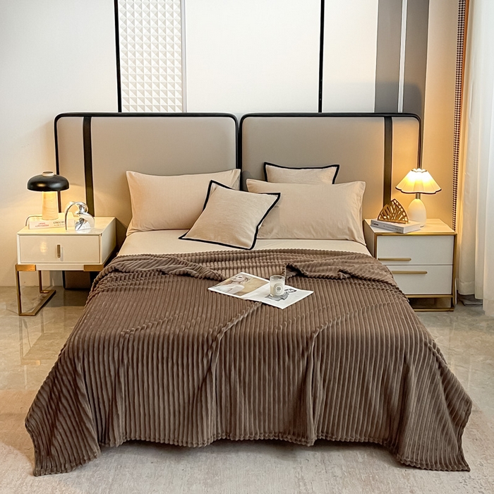 91家纺网 家纺一手货源 找家纺 一帆毯业 2024新款抽条压缩代发抽空跨境外贸260克兔毛珊瑚法兰绒空调毯子抽条毛毯简约牛奶绒盖毯 甘草咖