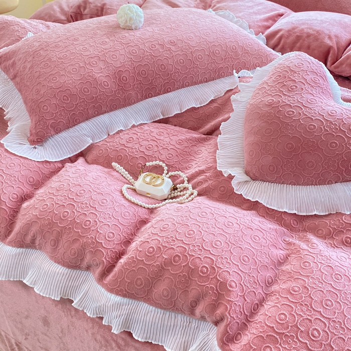 91家纺网 家纺一手货源 找家纺 畅畅家纺 2024直播爆款8斤230克雕花牛奶绒韩版花边法莱绒烂花四件套 公主风-桃夭粉