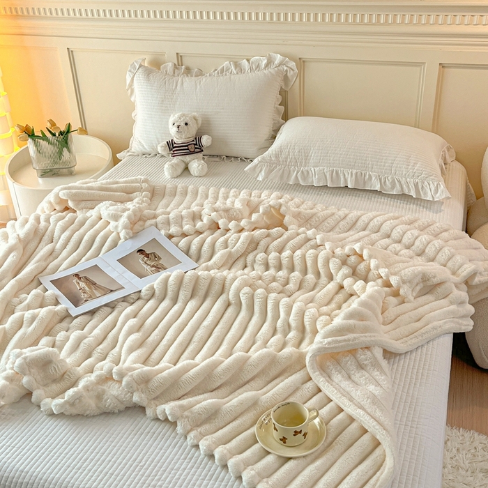 91家纺网 家纺一手货源 找家纺 璐维斯家纺 2025款直播热款400g大抽条仿兔毛绒毛毯加厚保暖毯子可供跨境外 米白