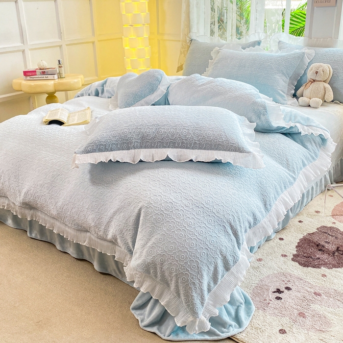 91家纺网 家纺一手货源 找家纺 畅畅家纺 2024直播爆款8斤230克雕花牛奶绒韩版花边法莱绒烂花四件套 公主风-浅蓝