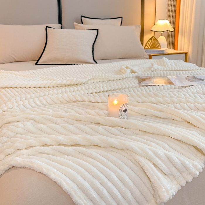 91家纺网 家纺一手货源 找家纺 一帆毯业 2024新款抽条压缩代发抽空跨境外贸260克兔毛珊瑚法兰绒空调毯子抽条毛毯简约牛奶绒盖毯 奶昔白