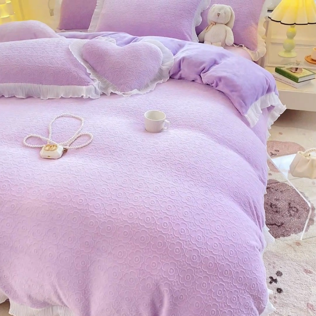 91家纺网 家纺一手货源 找家纺 畅畅家纺 2024直播爆款8斤230克雕花牛奶绒韩版花边法莱绒烂花四件套 公主风-香芋紫