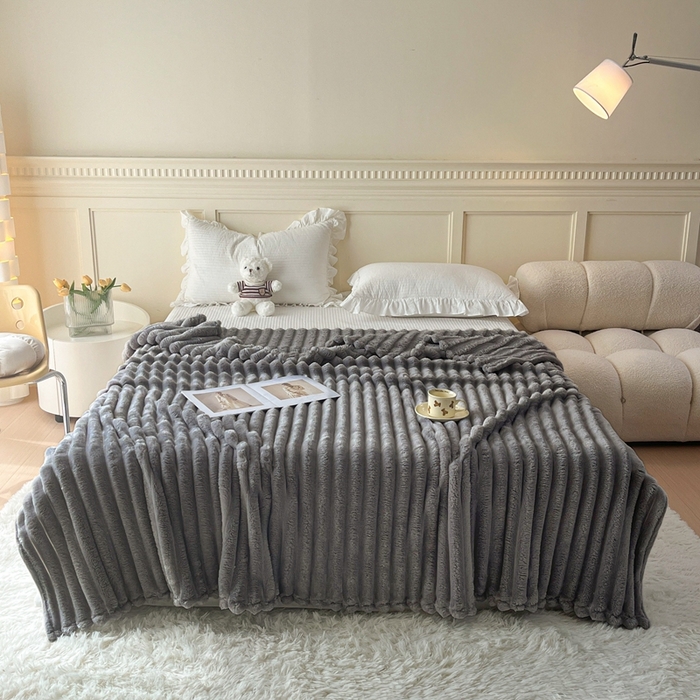 91家纺网 家纺一手货源 找家纺 璐维斯家纺 2025款直播热款400g大抽条仿兔毛绒毛毯加厚保暖毯子可供跨境外 深灰