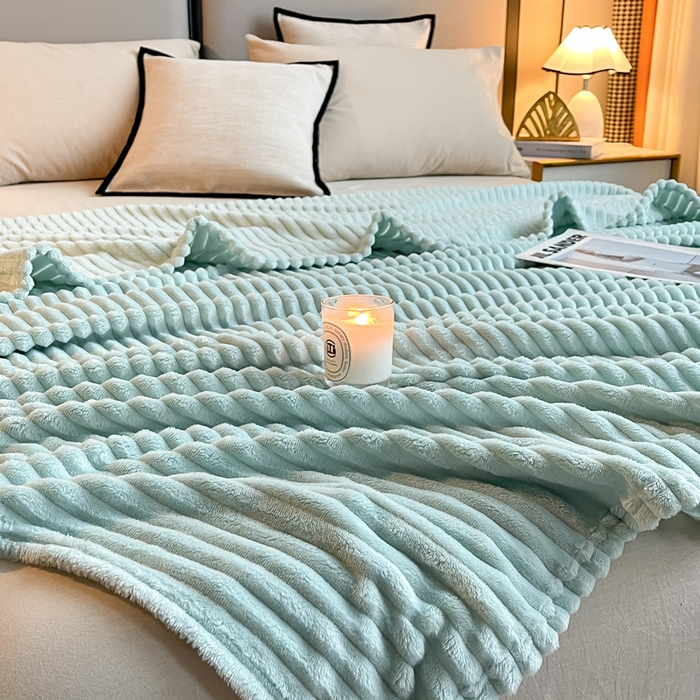 91家纺网 家纺一手货源 找家纺 一帆毯业 2024新款抽条压缩代发抽空跨境外贸260克兔毛珊瑚法兰绒空调毯子抽条毛毯简约牛奶绒盖毯 海盐蓝