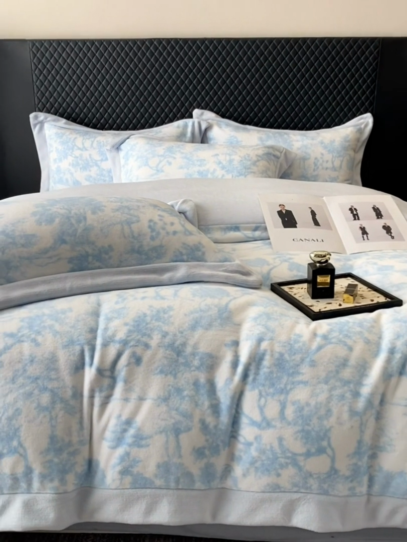 91家纺网 家纺一手货源 找家纺 优悦生活馆 2025新款牛奶绒印花四件套-维也纳 维也纳-天空蓝