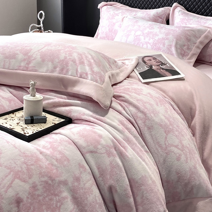 91家纺网 家纺一手货源 找家纺 优悦生活馆 2025新款牛奶绒印花四件套-维也纳 维也纳-白桃粉