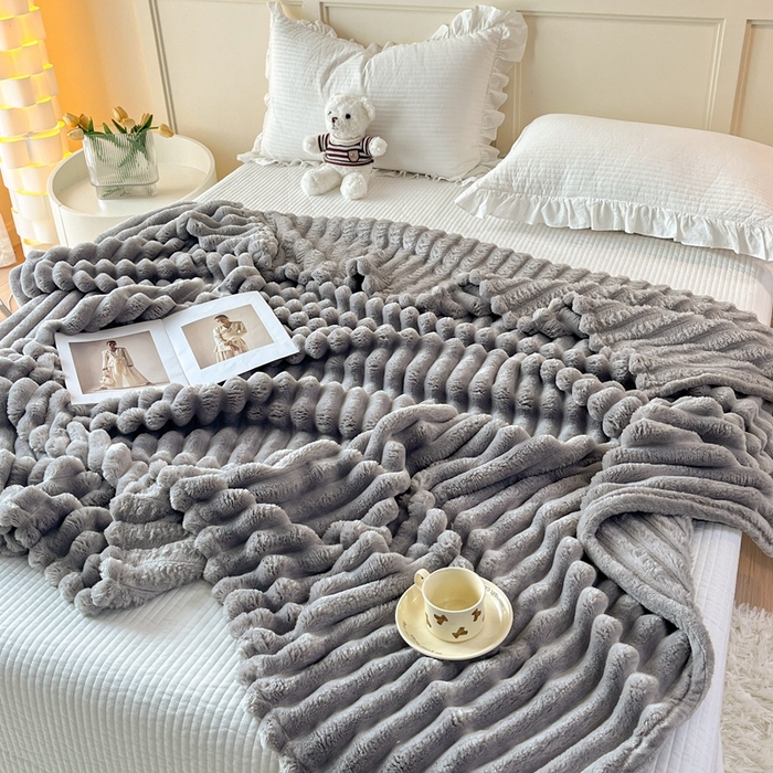 91家纺网 家纺一手货源 找家纺 璐维斯家纺 2025款直播热款400g大抽条仿兔毛绒毛毯加厚保暖毯子可供跨境外 浅灰