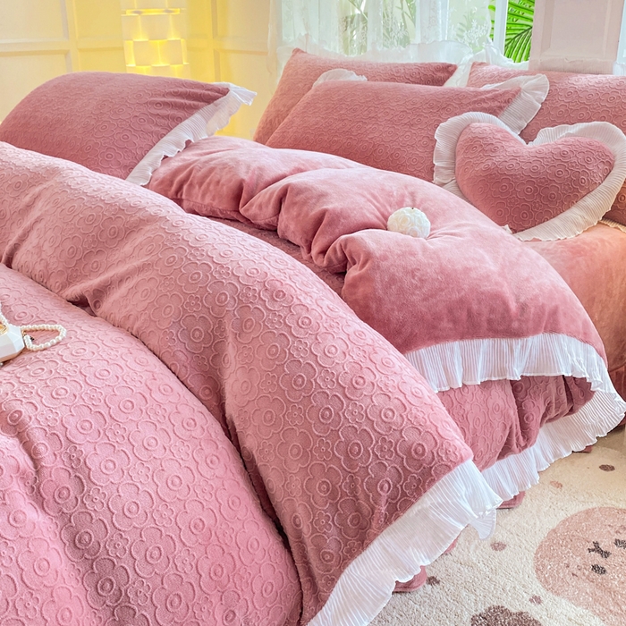 91家纺网 家纺一手货源 找家纺 畅畅家纺 2024直播爆款8斤230克雕花牛奶绒韩版花边法莱绒烂花四件套 公主风-桃夭粉