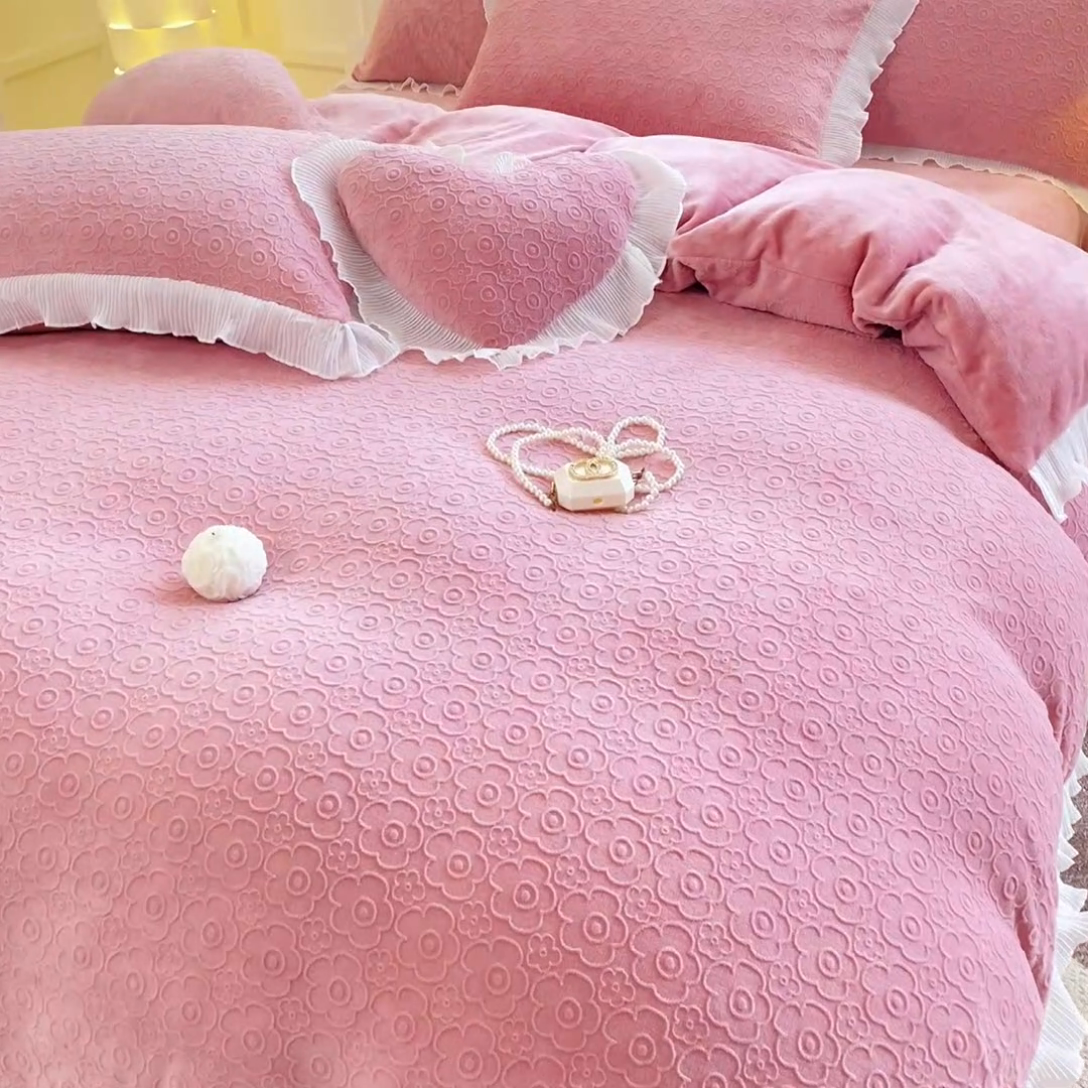 91家纺网 家纺一手货源 找家纺 畅畅家纺 2024直播爆款8斤230克雕花牛奶绒韩版花边法莱绒烂花四件套 公主风-桃夭粉