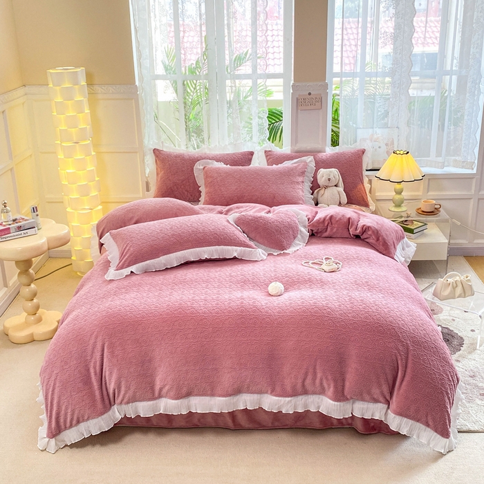 91家纺网 家纺一手货源 找家纺 畅畅家纺 2024直播爆款8斤230克雕花牛奶绒韩版花边法莱绒烂花四件套 公主风-桃夭粉