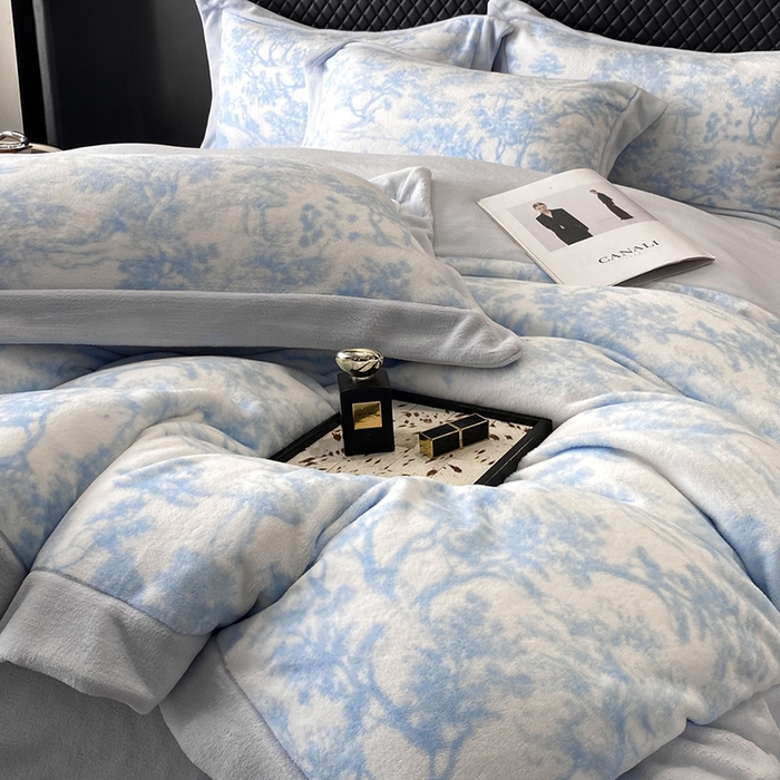 91家纺网 家纺一手货源 找家纺 优悦生活馆 2025新款牛奶绒印花四件套-维也纳 维也纳-天空蓝