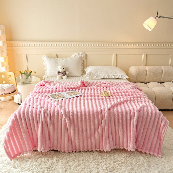 91家纺网 家纺一手货源 找家纺 璐维斯家纺 2025款直播热款400g大抽条仿兔毛绒毛毯加厚保暖毯子可供跨境外 桃粉