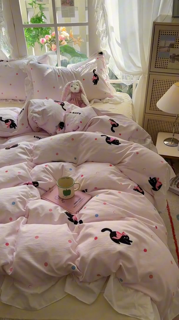 91家纺网 家纺一手货源 找家纺 阿曼达 2024新款ins博主风法式南法风浪漫系列花边款印花水洗m四件套 南法风-粉猫咪