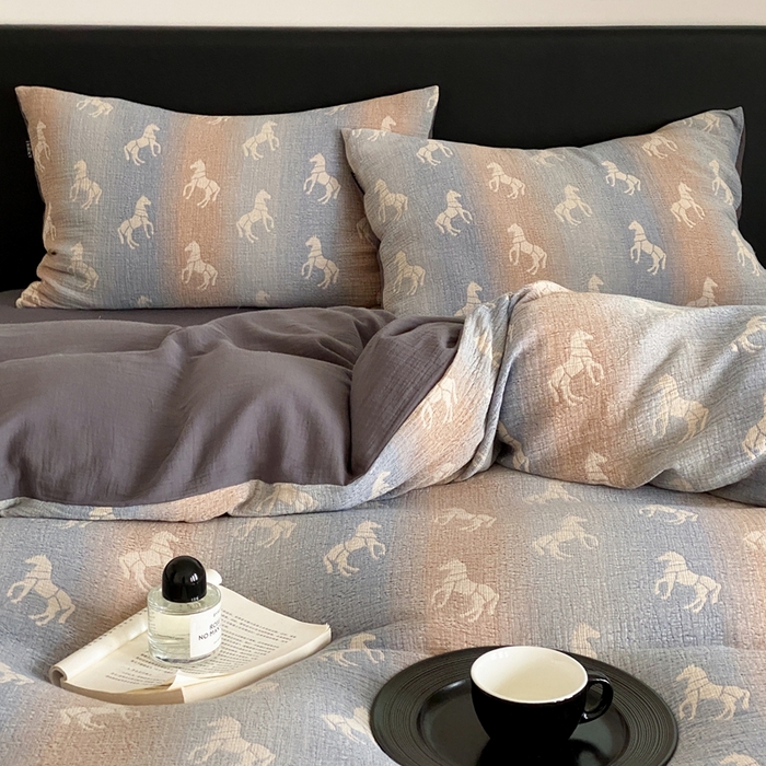 91家纺网 家纺一手货源 找家纺 赫帛 2024新款A类全棉色织三层纱水洗棉四件套-渐变马 渐变马-蓝灰