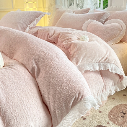 畅畅家纺 2024直播爆款8斤230克雕花牛奶绒韩版花边法莱绒烂花四件套 公主风-浅粉