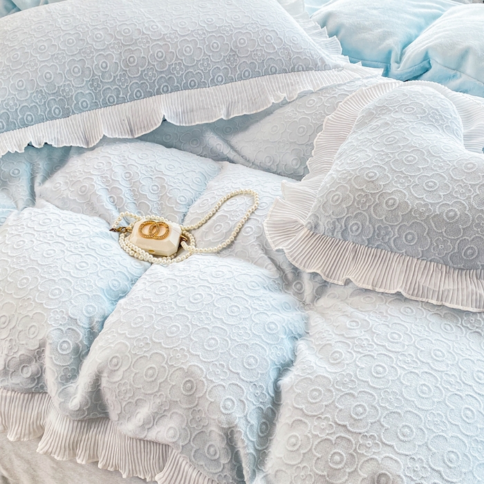 91家纺网 家纺一手货源 找家纺 畅畅家纺 2024直播爆款8斤230克雕花牛奶绒韩版花边法莱绒烂花四件套 公主风-浅蓝