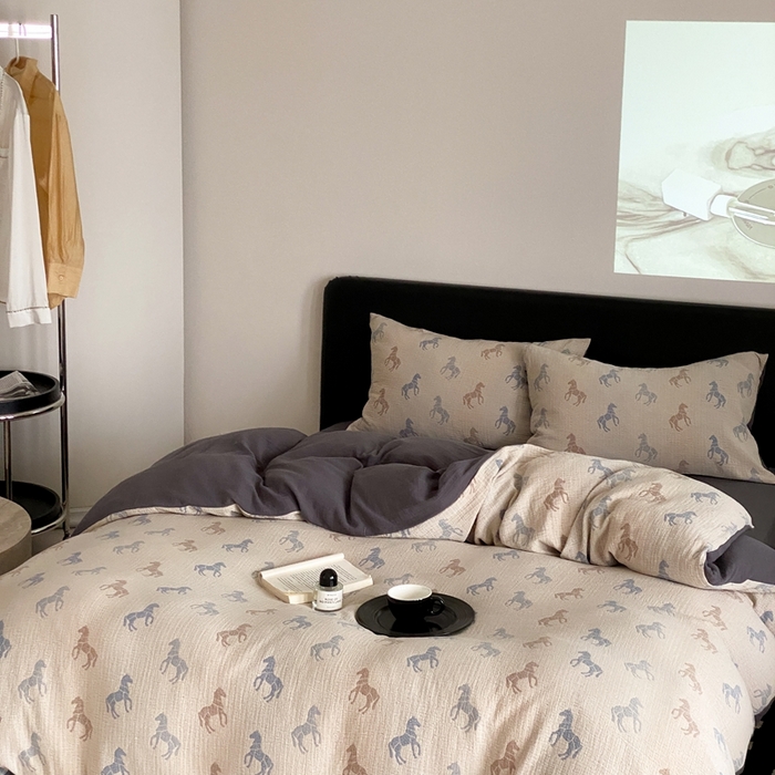 91家纺网 家纺一手货源 找家纺 赫帛 2024新款A类全棉色织三层纱水洗棉四件套-渐变马 渐变马-米色