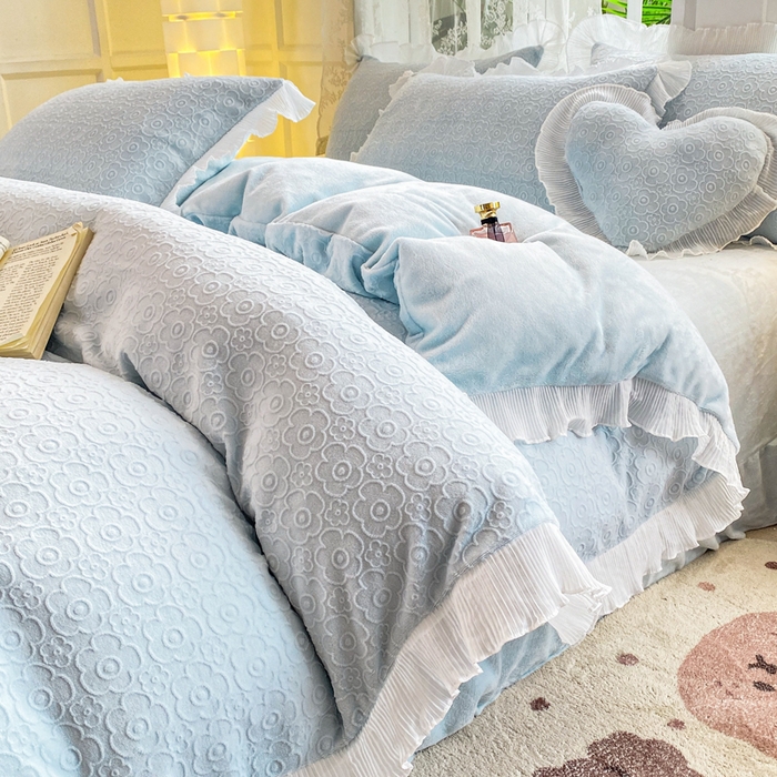 91家纺网 家纺一手货源 找家纺 畅畅家纺 2024直播爆款8斤230克雕花牛奶绒韩版花边法莱绒烂花四件套 公主风-浅蓝