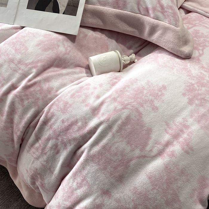 91家纺网 家纺一手货源 找家纺 优悦生活馆 2025新款牛奶绒印花四件套-维也纳 维也纳-白桃粉