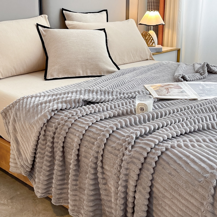 91家纺网 家纺一手货源 找家纺 一帆毯业 2024新款抽条压缩代发抽空跨境外贸260克兔毛珊瑚法兰绒空调毯子抽条毛毯简约牛奶绒盖毯 暮云灰