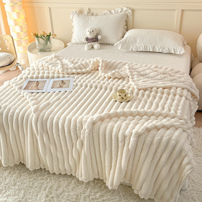 91家纺网 家纺一手货源 找家纺 璐维斯家纺 2025款直播热款400g大抽条仿兔毛绒毛毯加厚保暖毯子可供跨境外 米白