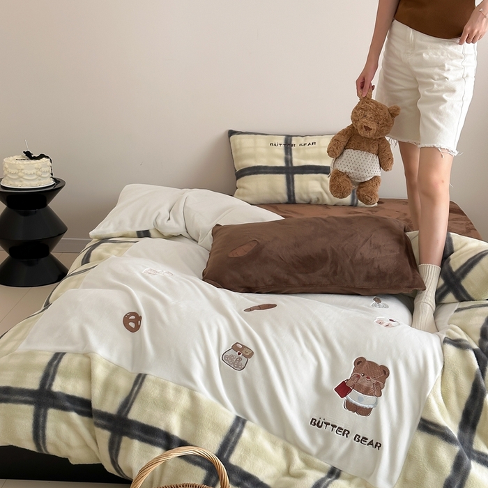 91家纺网 家纺一手货源 找家纺 赫帛 2024新款卡通刺绣大宽边仿生羊毛绒四件套-面包小熊 面包小熊-黄色