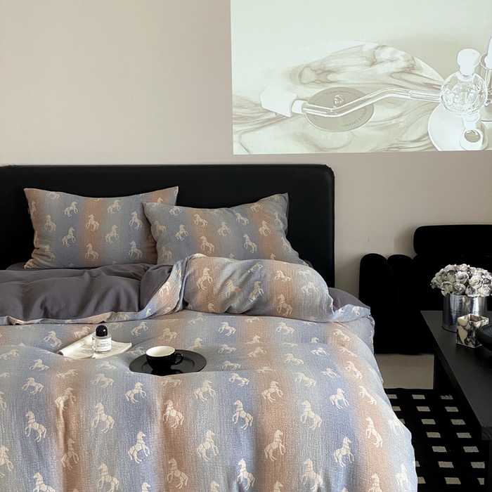 91家纺网 家纺一手货源 找家纺 赫帛 2024新款A类全棉色织三层纱水洗棉四件套-渐变马 渐变马-蓝灰