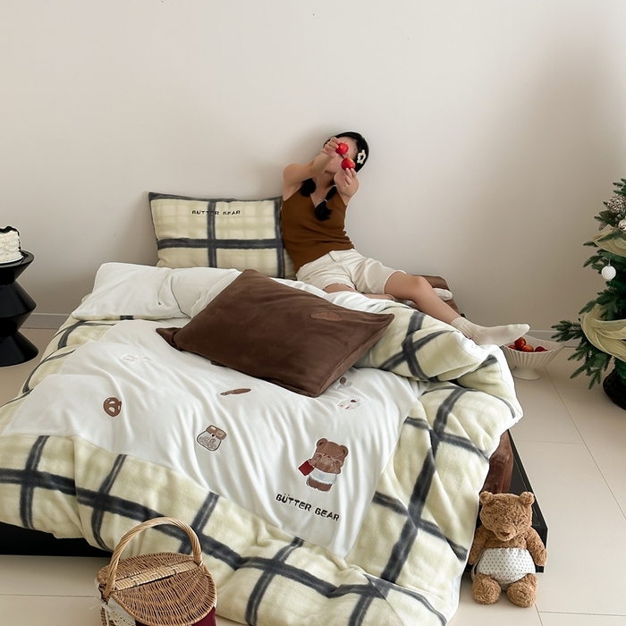 91家纺网 家纺一手货源 找家纺 赫帛 2024新款卡通刺绣大宽边仿生羊毛绒四件套-面包小熊 面包小熊-黄色