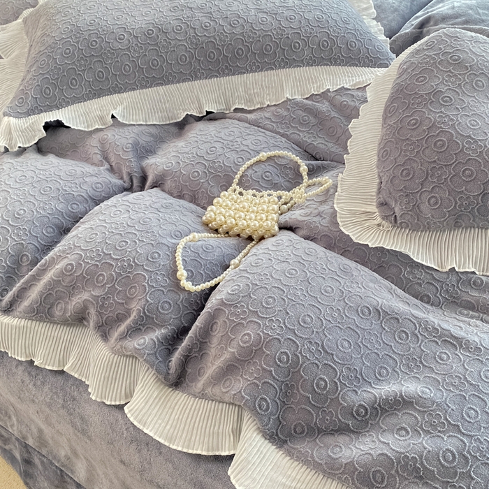 91家纺网 家纺一手货源 找家纺 畅畅家纺 2024直播爆款8斤230克雕花牛奶绒韩版花边法莱绒烂花四件套 公主风-浅灰