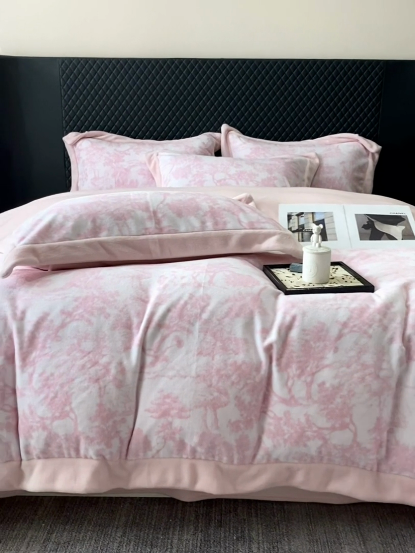 91家纺网 家纺一手货源 找家纺 优悦生活馆 2025新款牛奶绒印花四件套-维也纳 维也纳-白桃粉