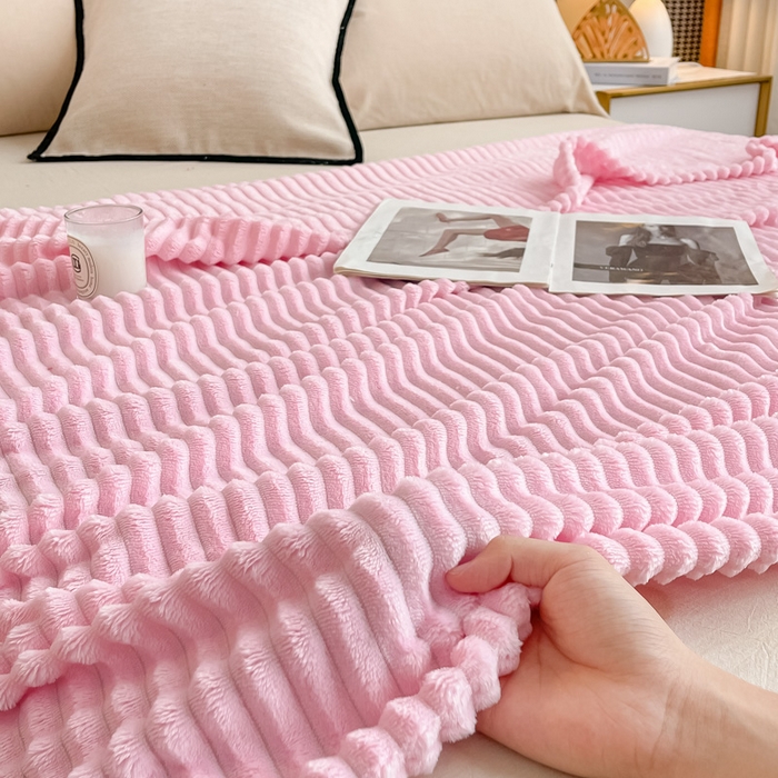 91家纺网 家纺一手货源 找家纺 一帆毯业 2024新款抽条压缩代发抽空跨境外贸260克兔毛珊瑚法兰绒空调毯子抽条毛毯简约牛奶绒盖毯 蔷薇粉