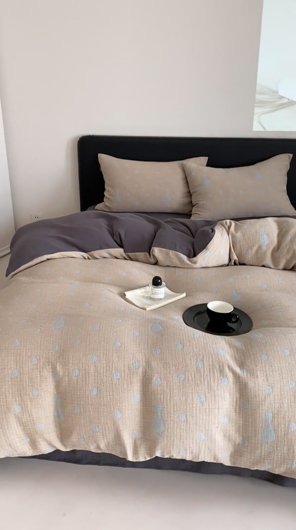 91家纺网 家纺一手货源 找家纺 赫帛 2024新款A类全棉色织三层纱水洗棉四件套-波点猫 波点猫-蓝色