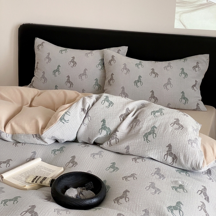 91家纺网 家纺一手货源 找家纺 赫帛 2024新款A类全棉色织三层纱水洗棉四件套-渐变马 渐变马-绿灰