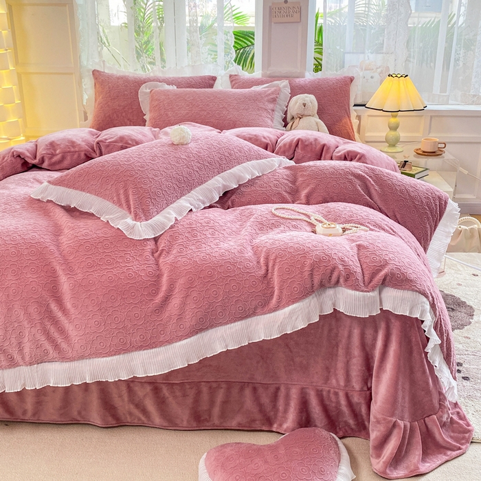 91家纺网 家纺一手货源 找家纺 畅畅家纺 2024直播爆款8斤230克雕花牛奶绒韩版花边法莱绒烂花四件套 公主风-桃夭粉