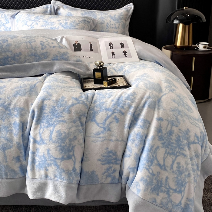 91家纺网 家纺一手货源 找家纺 优悦生活馆 2025新款牛奶绒印花四件套-维也纳 维也纳-天空蓝