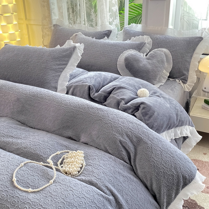 91家纺网 家纺一手货源 找家纺 畅畅家纺 2024直播爆款8斤230克雕花牛奶绒韩版花边法莱绒烂花四件套 公主风-浅灰