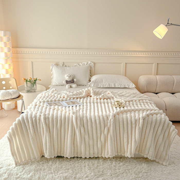 91家纺网 家纺一手货源 找家纺 璐维斯家纺 2025款直播热款400g大抽条仿兔毛绒毛毯加厚保暖毯子可供跨境外 米白