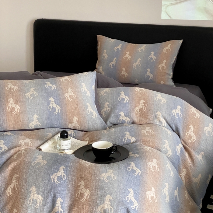 91家纺网 家纺一手货源 找家纺 赫帛 2024新款A类全棉色织三层纱水洗棉四件套-渐变马 渐变马-蓝灰