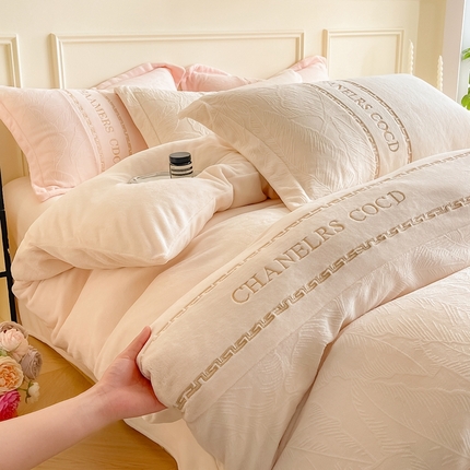 91家纺网 家纺一手货源 找家纺 水云缦 2024新款雕花牛奶绒四件套-朱丽叶 朱丽叶-米白