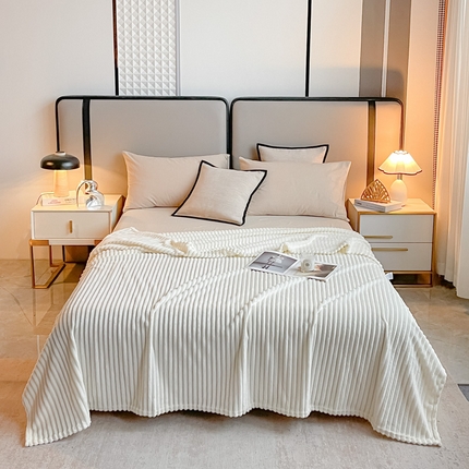 91家纺网 家纺一手货源 找家纺 一帆毯业 免费压缩抽空 300克 仿兔毛泡泡绒高克重法莱绒牛奶绒珊瑚绒兔兔卷边毛毯（外贸跨境供货） 奶白