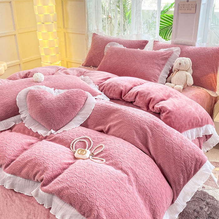 91家纺网 家纺一手货源 找家纺 畅畅家纺 2024直播爆款8斤230克雕花牛奶绒韩版花边法莱绒烂花四件套 公主风-桃夭粉