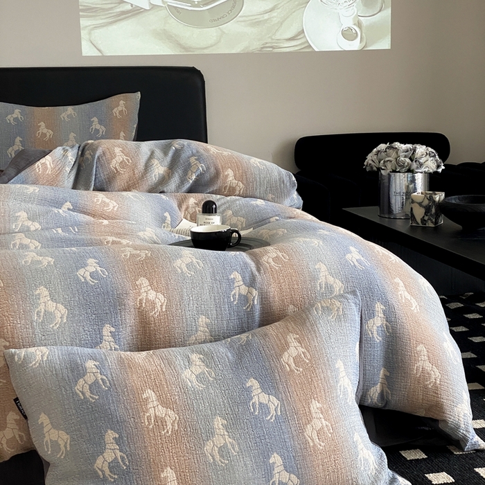 91家纺网 家纺一手货源 找家纺 赫帛 2024新款A类全棉色织三层纱水洗棉四件套-渐变马 渐变马-蓝灰